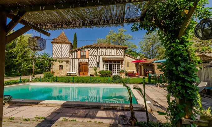 Lavergne Casa | Gîte Le Capricorne avec grande piscine privée