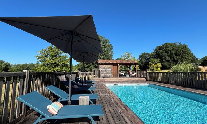 Valojoulx Casa | Gîte Le Pigeonnier in Montignac-Lascaux, large garden, private heated swimming pool