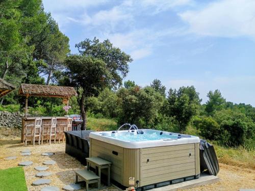 Saumane-de-Vaucluse Apartamento | Gîte Le Provence Spacieux 100m2 - Piscine Jacuzzi Privé Parking Jardin 33 hectares
