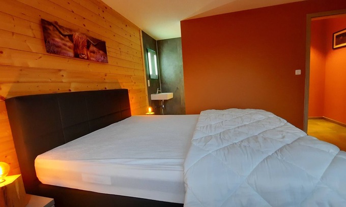 Houffalize Cabaña | Les Highlands-Gîte-De gran tamaño-Baño privado con bañera-Vista al campo