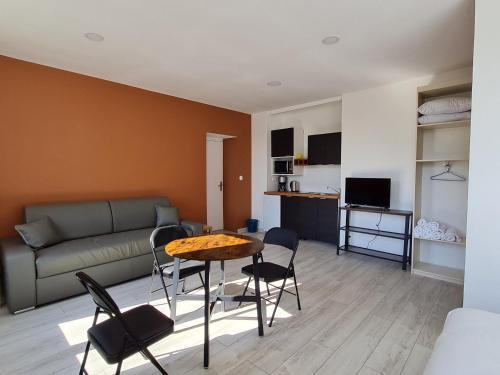 Lacroix-sur-Meuse Apartamento | Gîte lumineux 2-4 pers. avec terrasse et restaurant sur place - FR-1-585-92
