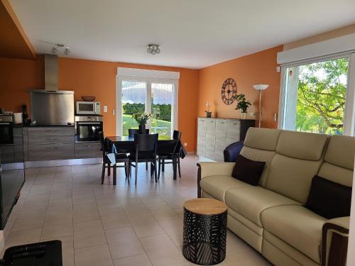 Contrexeville Casa | Gîte moderne avec accès indépendant, proche centre-ville et Thermes, terrasse et équipements inclus - FR-1-589-57