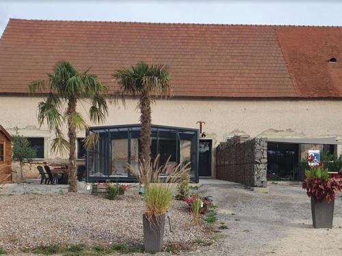 Couzon Casa | Gîte rénové avec piscine couverte chauffée, spa, climatisation et équipements PMR à Couzon - FR-1-489-483