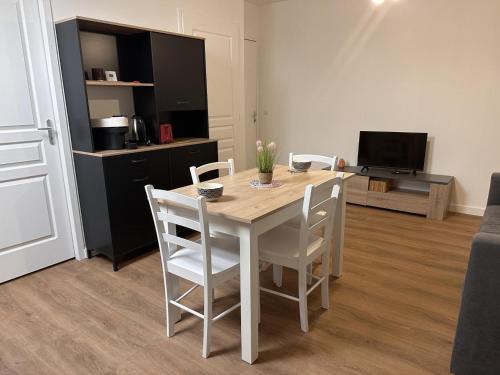 Saint-Bonnet-de-Four Casa | Gîte rural avec animaux, Wi-Fi, parking, proche nature - FR-1-489-561