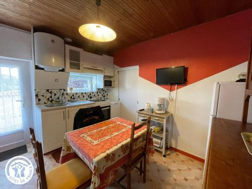 Saint-Julien-des-Landes Casa | Gîte rustique avec salle de jeux et animaux en campagne - FR-1-426-336