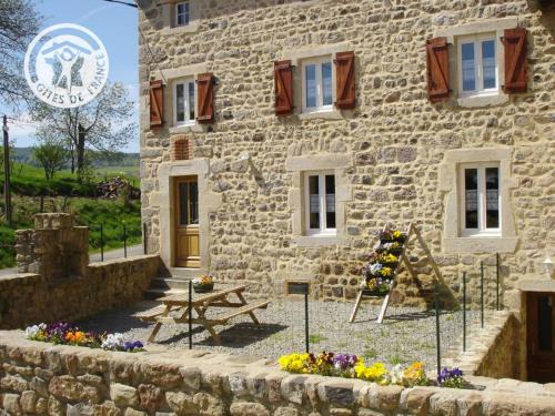 Saint-Bonnet-le-Courreau Casa | Gîte spacieux avec terrasse, poêle à bois, parking privé, et jardin fermé, animaux acceptés - FR-1-496-28
