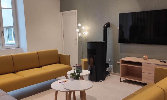 Loye-sur-Arnon Casa | Gîte Spacieux avec Cour, Terrasse et Salle de Jeux - Centre Bourg, Accessible PMR - FR-1-586-36