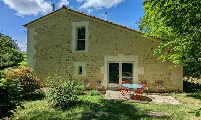Guizengeard Casa | Gîte spacieux avec jardin privatif, animaux, accès PMR, pêche, randonnées et équipements bébé inclus - FR-1-653-191
