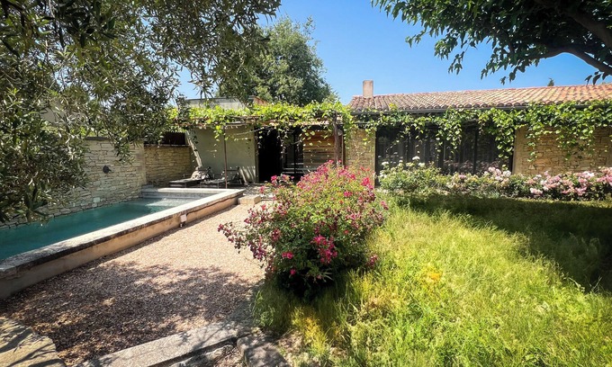 Lagnes Casa | Gîte tout confort - jardin et piscine chauffée