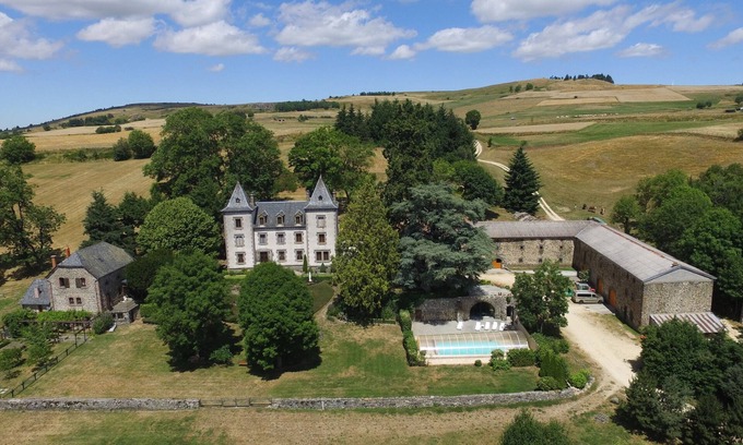 Talizat Otro | Gîtes au Château de Vernières