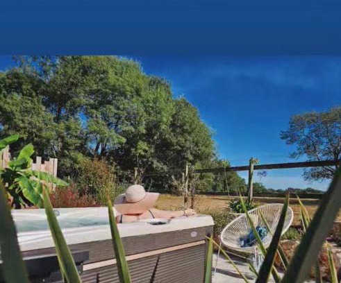 Sallertaine Casa | Gîtes de charme "l'écrin de Vendée" jacuzzi privatif, piscine chauffée, prestations bien être, vélos à 10 mn de l'océan sur 3,5 h de verdure