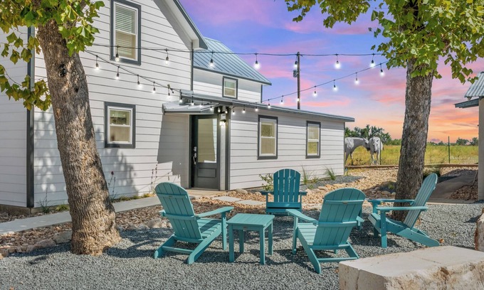 Fredericksburg Casa | G&B Haus | 4/2.5 | Grill, Fire-Pit, Full Kitchen