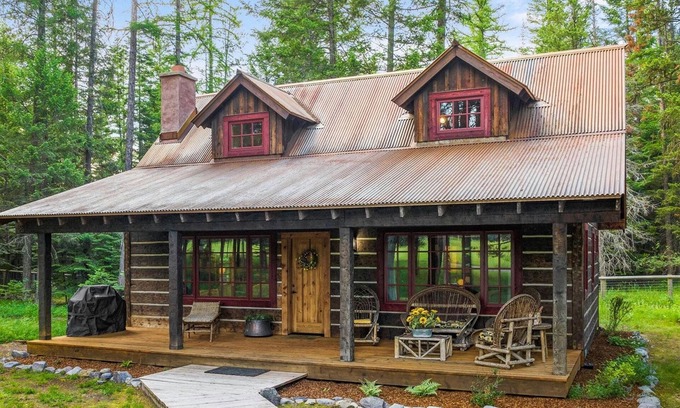 Bigfork Cabina | G-Bar-N Ranch Hudson’s Bay Log Home