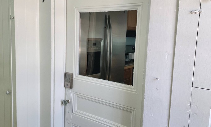 Hampton Apartamento | G St Inn Unit 7 Cozy 2-bedroom apartment in charming Hampton with AC, WiFi