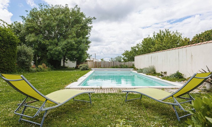 Puyravault Casa | Gabae - Les Volets Gris: Casa de vacaciones acogedora con Wi-Fi y espacio de teletrabajo