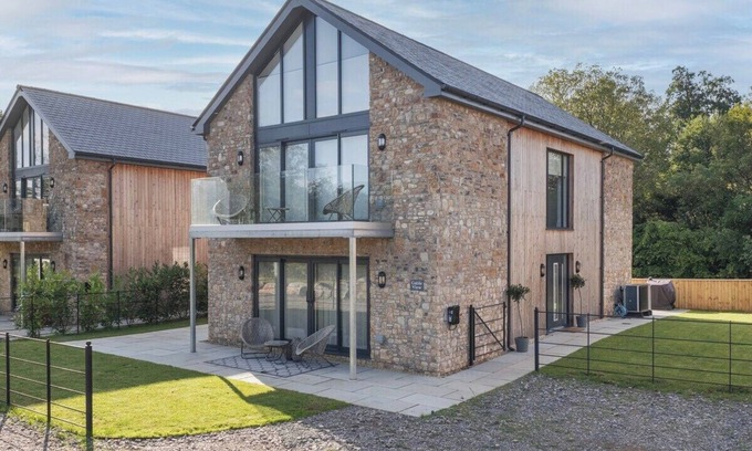 Holcombe Casa | Gable View Summary: W