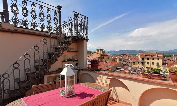 Lucca Historical Center Apartamento | Terraza y solárium exclusivos de Gabriella, impresionantes vistas de la ciudad.