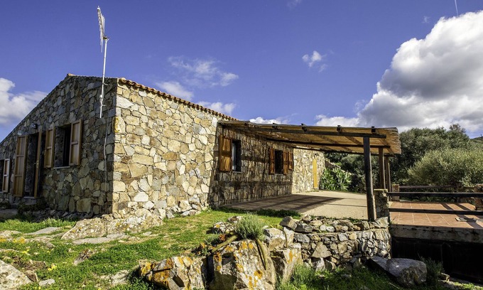 Trinita d'Agultu e Vignola Casa | Gallurese stazzu in the countryside with sea view above Li Feruli