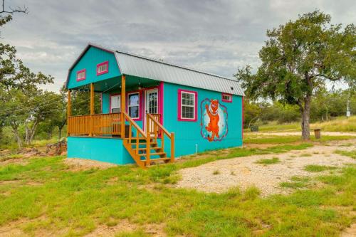 Brownwood Casa | Galactikitty - Quirky Cabin Near Lake Brownwood!