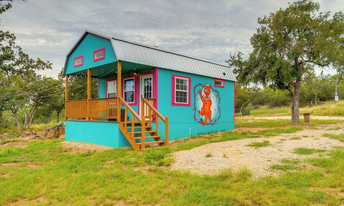 Brownwood Cabina | 'Galactikitty' - Quirky Cabin Near Lake Brownwood!