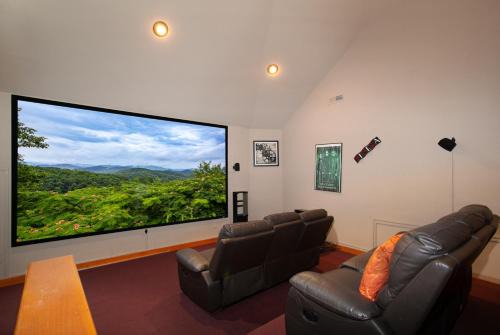 Sevierville Casa | Galaxy Splash Hot Tub Pool Theater and MTN Views