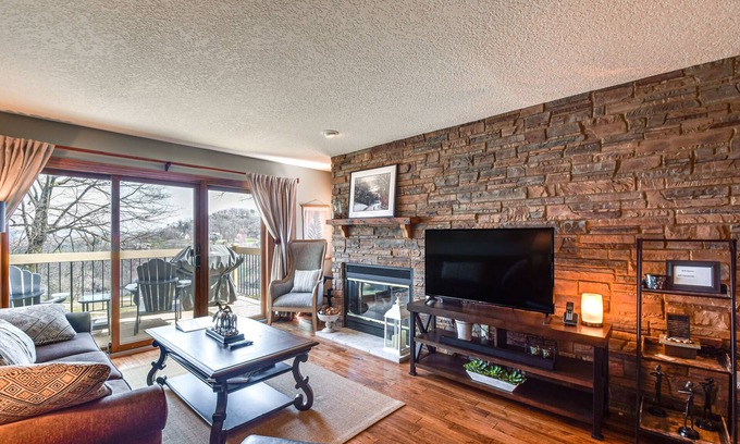 The Galena Territory Casa | Galena Townhome w/ Deck & Golf Course View!