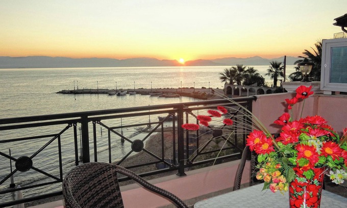 Benitses Apartamento | Apartamento Galini Sea 3 en la playa con Wi-Fi, aire acondicionado y jardín