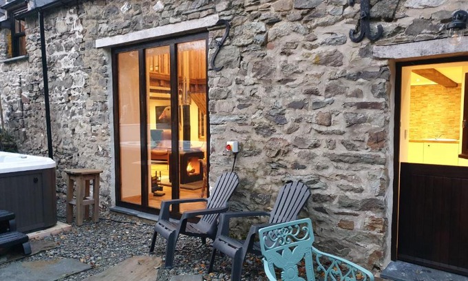 Blaencelyn Casa | Galleri hot tub 2 bed ensuite
