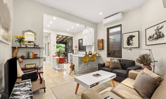 Newtown Casa | Gallery Getaway NewtownAlexandria Creative Hub
