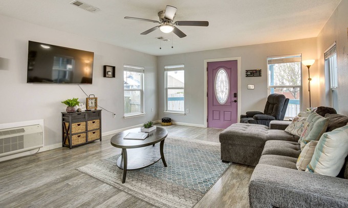 Galveston Cabaña | Galveston Cottage ~ 1 Mi to Beach: Pet Friendly!