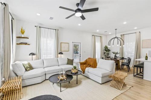 Galveston Casa | Galveston Retreat-Walk to Beach, Dog-Friendly Yard