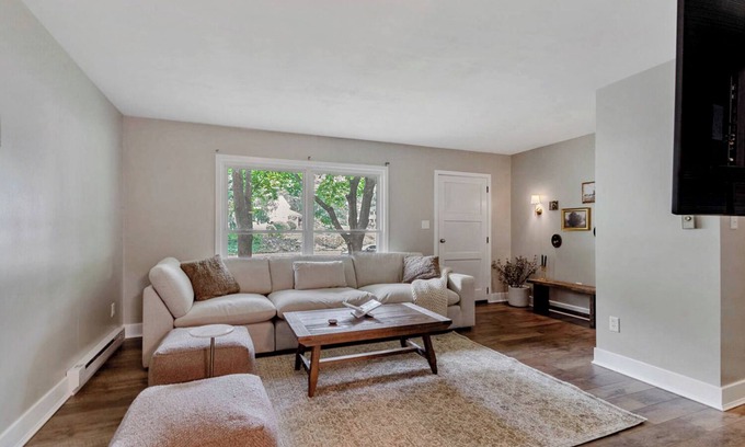 Park Forest Village Casa | Game Day Haven With Bar & Deck