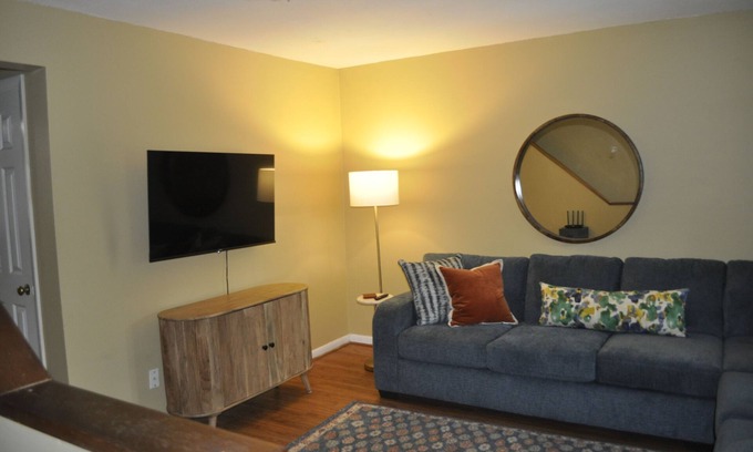 Auburn Condominio | Game Day Simplicity - Sleeps 6, 2 BR 3 Bath