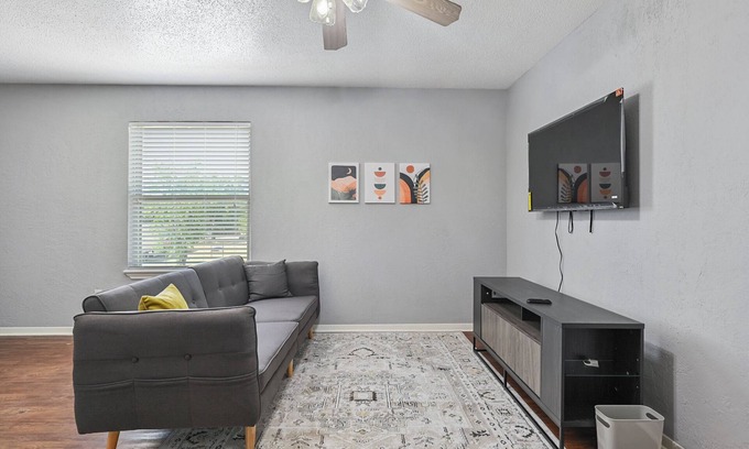 College Station Apartamento | Game Day sQaud - 4 Units 5 min from Kyle Field! Pet & Large Group Friendly!