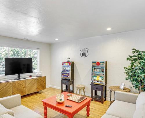 Southeast Boise Casa | Game Night Condo, Downtown - Bsu - Darts & More!