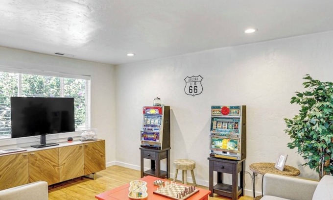 Southeast Boise Casa | Game Night Condo! With over 100 games! 4 Person Darts - Connect 4 - Poker Table and Chips - Corn Hole - Slot Machine - Beer Pong - Board Games - Pool and More. Very close to BSU - Downtown and Airport
