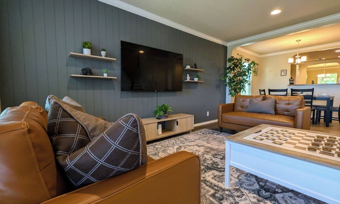 San Antonio Casa | Game Night Inn- King Beds- Hot tub- 8 miles to SeaWorld/ Lackland AFB