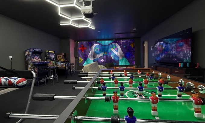 Fountain Inn Casa | Game On! Epic Gameroom, King, fireplace, firepit, parking, 300Mbps, 5 Smart TVs