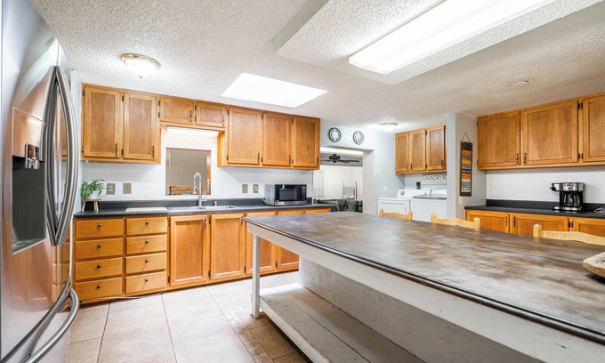 Odessa Casa | Game Room - 6 Beds - Pet Friendly - Large Kitchen - BBQ