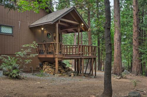 Arnold Casa | Game Room and Deck Pet-Friendly Camp Connell Cabin