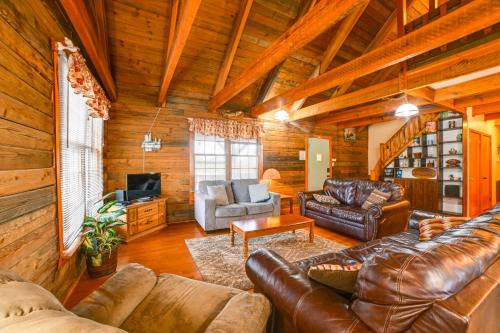 Springville Casa | Game Room and Decks Family Cabin in Springville!