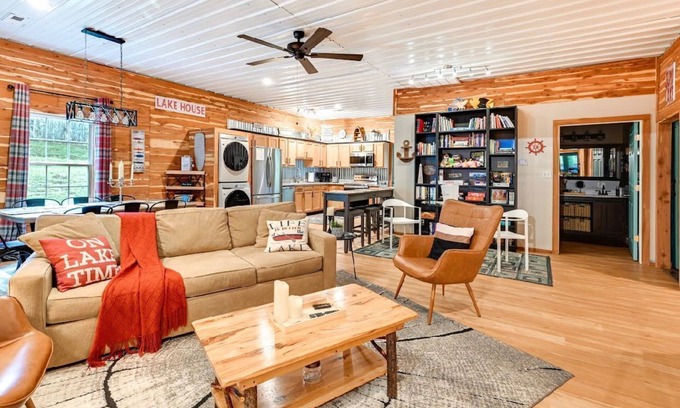 Cub Run Casa | Game Room, Bar & Hot Tub: Perfect Group Getaway