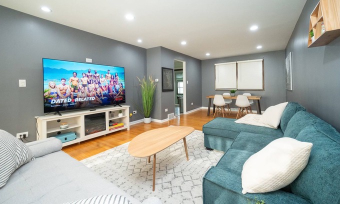 Palos Hills Casa | Game Room, Basketball Court, Fire Pit and more!