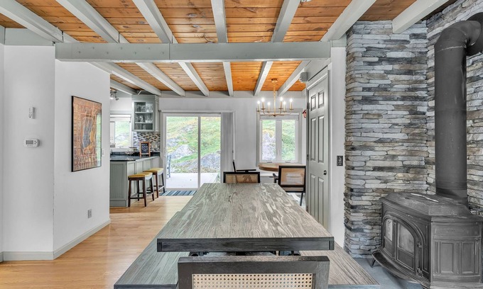 East Haven  Rutland County Casa | Game Room + Hot Tub - 7BR updated home