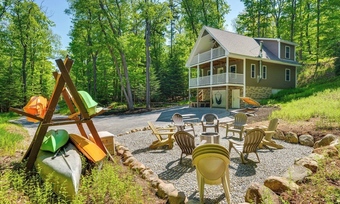 Old Forge Casa | Cozy Old Forge Home w / 2 Porches, Fire Pit, Jacuzzi