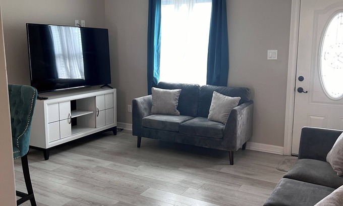 Voth Casa | Game room ! HUGE backyard , located in downtown Beaumont !!