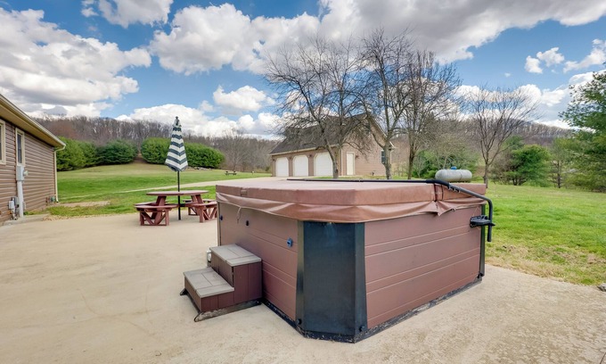 Hallsville Casa | Game Room & On-Site Pond: Laurelville Retreat!