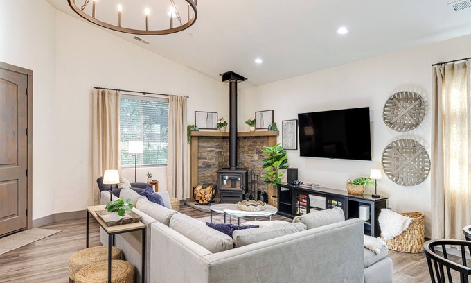 Mono Vista Casa | Game Room & Patio: Picturesque Home in Sonora