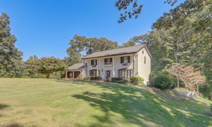 Gainesville Casa | Game Room + Pond: Spacious Gainesville Getaway!