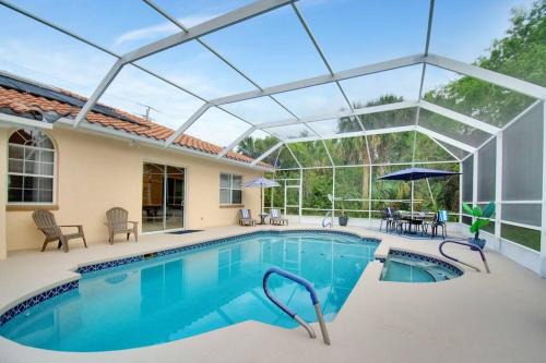 Palm Harbor Casa | Game room ,Saltwater ,pool Spa - Tropical Oasis!